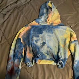 XL TYE DYE CROPPED HOODIE